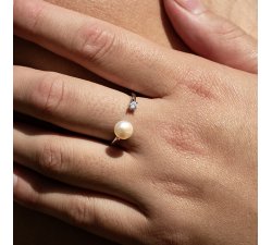 Stříbrný prsten s bílou sladkovodní perlou zdoben zirkonem