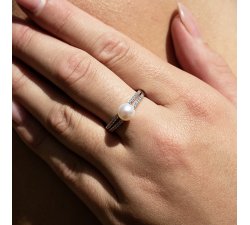 Stříbrný prsten s bílou sladkovodní Gaura perlou zdoben kubickou zirkonií