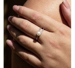 Minimalistický stříbrný prsten s bílou sladkovodní Gaura perlou zdoben zirkonem