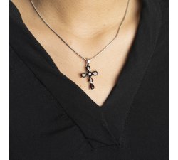 Stříbrný křížek s Granátem