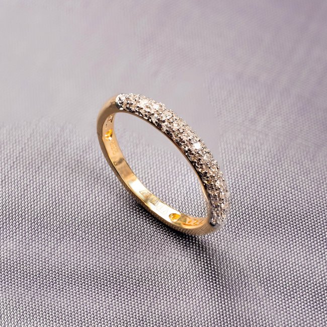 Zlatý prsten plný diamantů