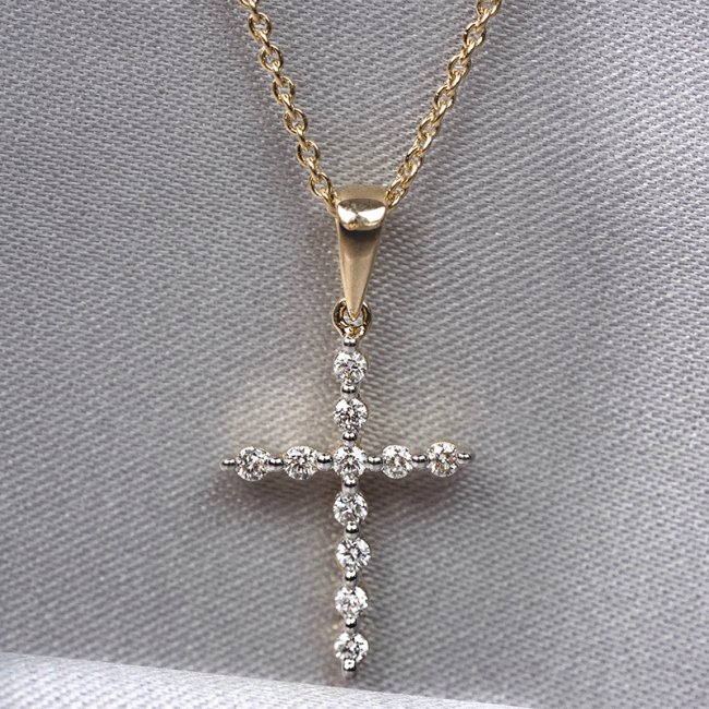 Zlatý náhrdelník s diamantovým křížkem