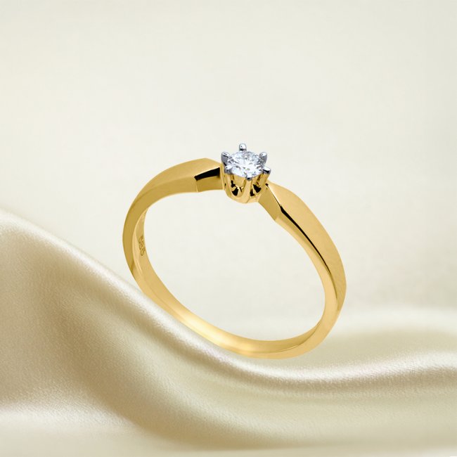 Luxusní zlatý prsten s diamantem